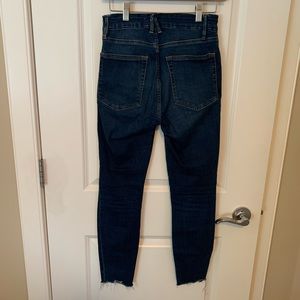 Good American skinny, raw hem jeans